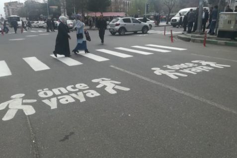 Yaya geçitlerinde ‘önce yaya’ uygulaması