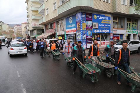 Öğrencilerden farkındalık için çevre temizliği