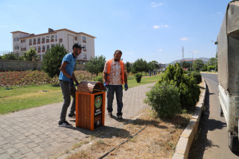 Kaldırımlara çöp kutuları yerleştirildi