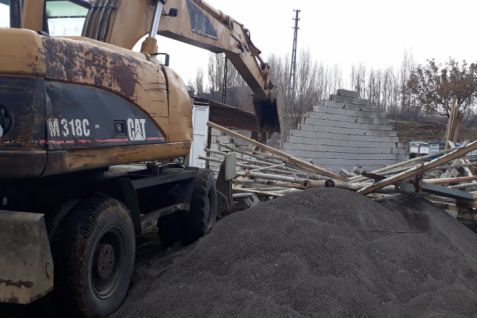 Kaçak yapı ve metruk binaların yıkımı devam ediyor