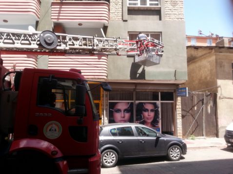 Balkonda mahsur kalan anneyi itfaiye kurtardı