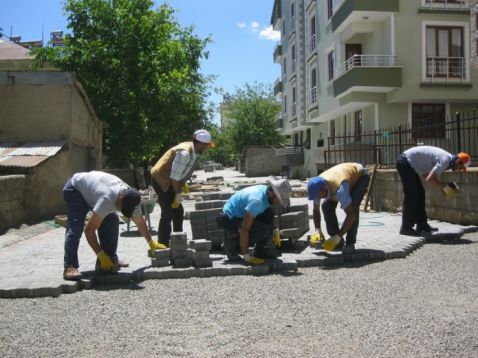 Üstyapı çalışmaları 4 mahallede devam ediyor