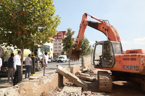 ASKERİYE DUVARI YIKILDI