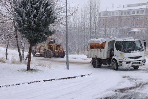 BELEDİYEDEN KARLA MÜCADELEDE YOĞUN MESAİ